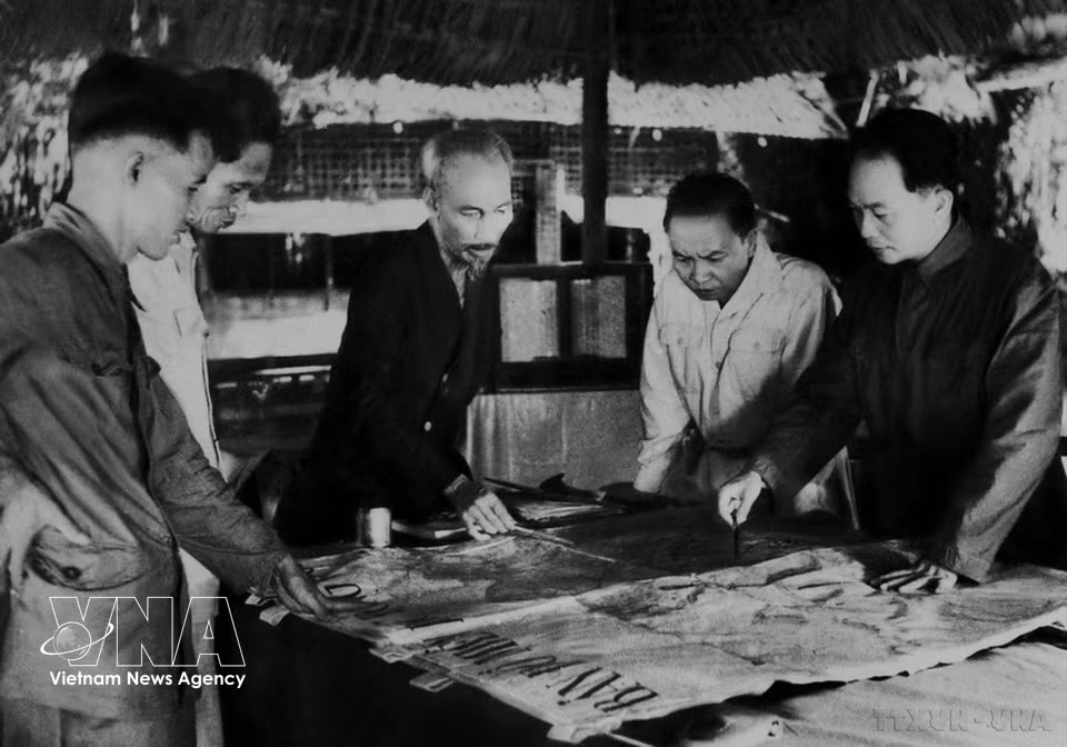 En décembre 1953, le Comité central du Parti et le Président Hô Chi Minh décidèrent d’ouvrir un front stratégique visant à anéantir le camp retranché des forces expéditionnaires françaises d’élite à Diên Biên Phu.