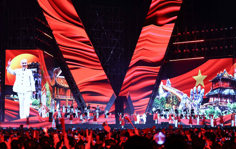 Programme artistique et politique « La Patrie dans le cœur », à l’occasion du 80e anniversaire de la Révolution d’Août et de la Fête nationale du 2 septembre. Photo : VNA