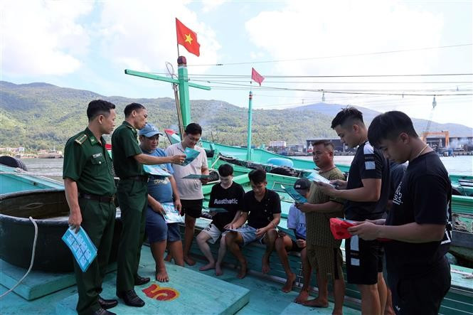Des officiers et soldats du poste de garde-frontière de Son Tra (Commandement de la Garde-frontière de la ville de Da Nang) mènent une campagne de sensibilisation sur la pêche INN auprès des pêcheurs locaux. Photo : VNA