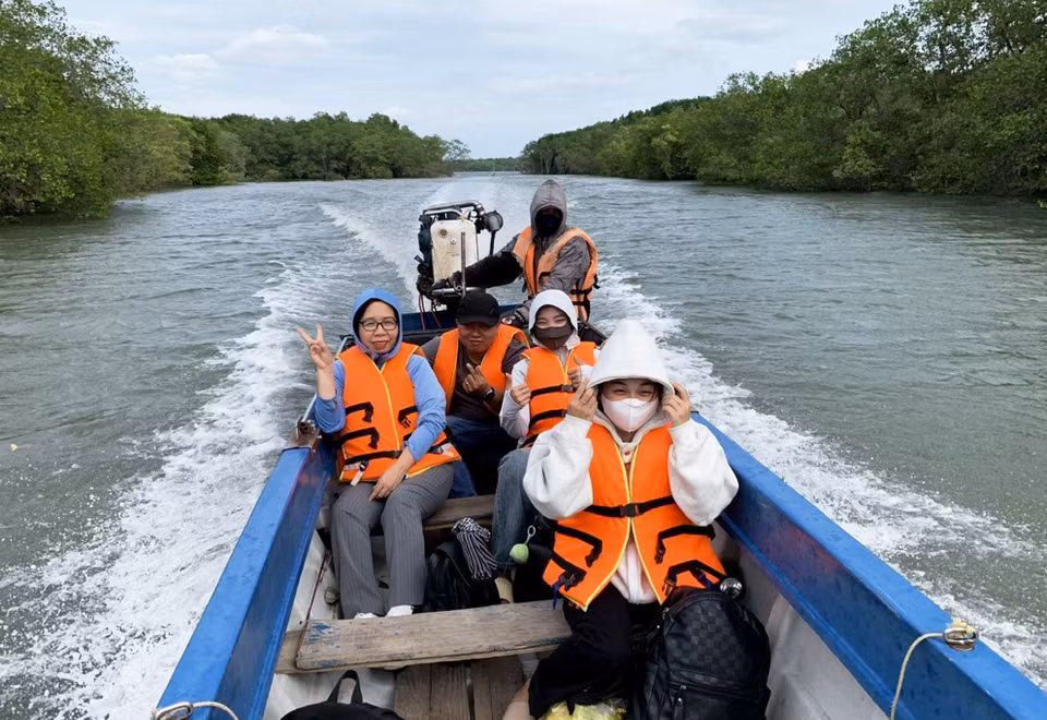 Touristes visitant l'île de Thieng Lieng. Photo: VNA
