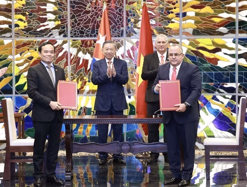 Le Secrétaire général et président Tô Lâm et le Premier secrétaire du Comité central du Parti communiste cubain et président de Cuba Miguel Díaz-Canel Bermúdez assistent à la signature d’accords de coopération entre les organes économiques des deux Partis (La Havane, 26 septermbre 2024).