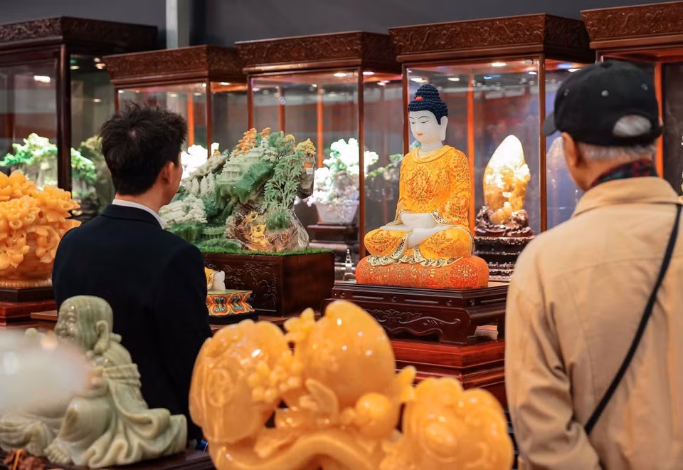 Sous les regards admiratifs des visiteurs, des statues finement ciselées dans un jade précieux révèlent toute leur grâce et leur translucidité. Photo : VNA