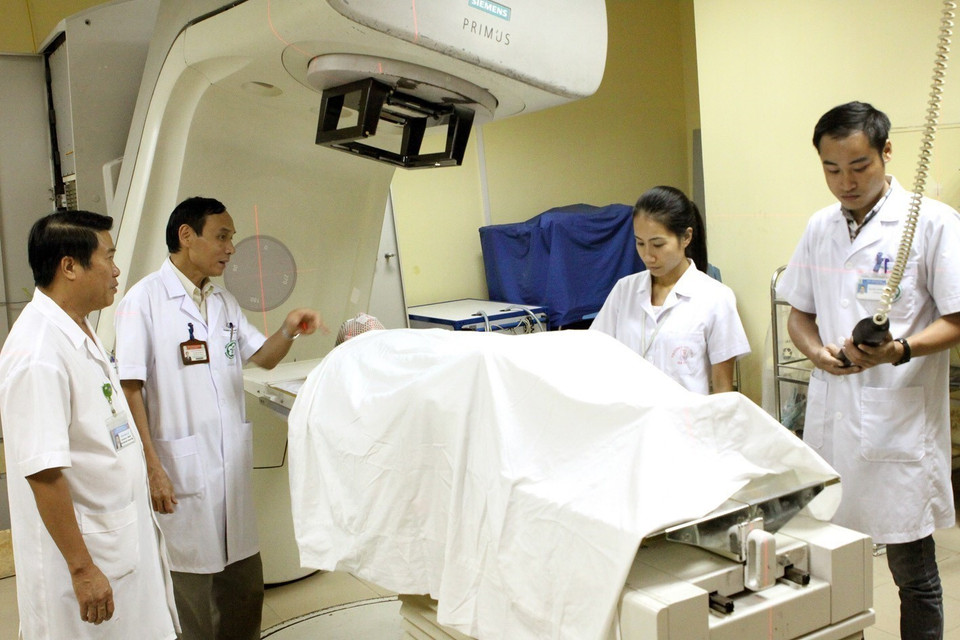 Le projet du professeur Mai Trọng Khoa et de ses collaborateurs du Centre de médecine nucléaire et d'oncologie de l'hôpital Bach Mai (ministère de la Santé), intitulé « Recherche sur l'application des techniques modernes de rayonnements ionisants au diagnostic et au traitement du cancer et de certaines maladies », a été honoré du Prix Hô Chi Minh, 5e édition, en 2016. Photo : VNA