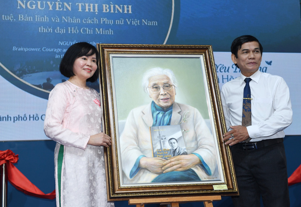 Le peintre Le Sa Long offre un portrait de Mme Nguyen Thi Binh au Musée du Front de la Patrie du Vietnam – Musée de la Femme vietnamienne. Photo: VNA