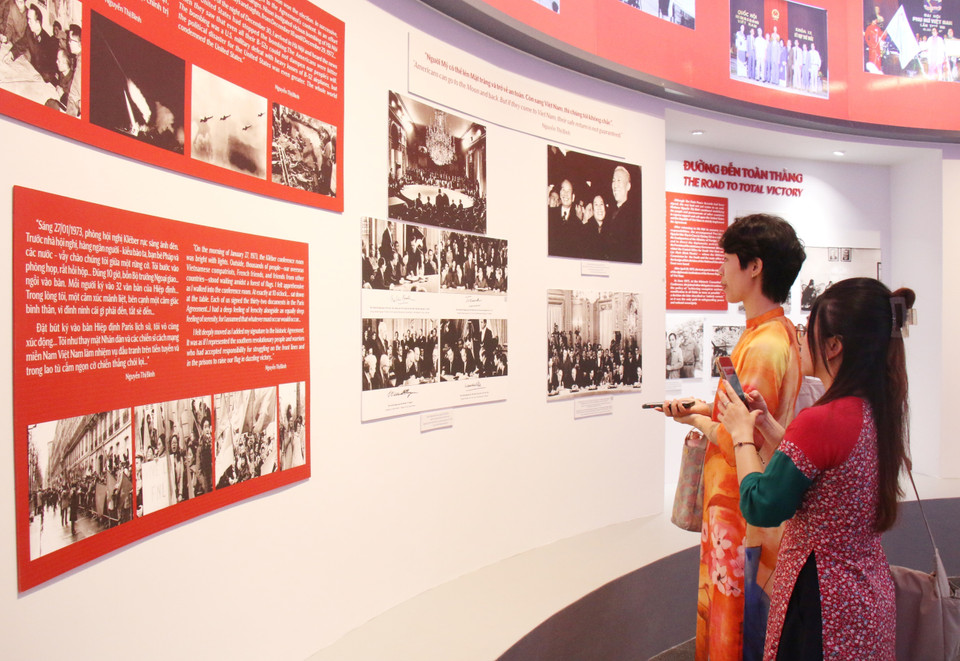 Structurée en quatre parties, l’exposition retrace le parcours remarquable de Nguyen Thi Binh. La première section esquisse le portrait d’une étudiante brillante, engagée dès son plus jeune âge dans la lutte pour l’indépendance nationale. La deuxième met en lumière son rôle emblématique dans l’histoire de la diplomatie vietnamienne, en particulier au cours des décennies 1960 et 1970. Photo: VNA