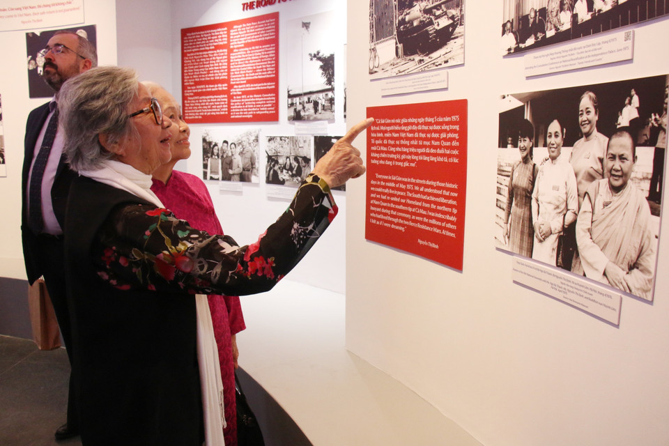 La troisième partie met en valeur ses contributions durables à la patrie, notamment dans la promotion de la paix, l’action humanitaire et le soutien aux victimes de l’agent orange. La dernière section invite à une réflexion sur l’héritage moral et intellectuel de Nguyen Thi Binh, présenté comme une source d’inspiration majeure pour les générations futures. Photo: VNA