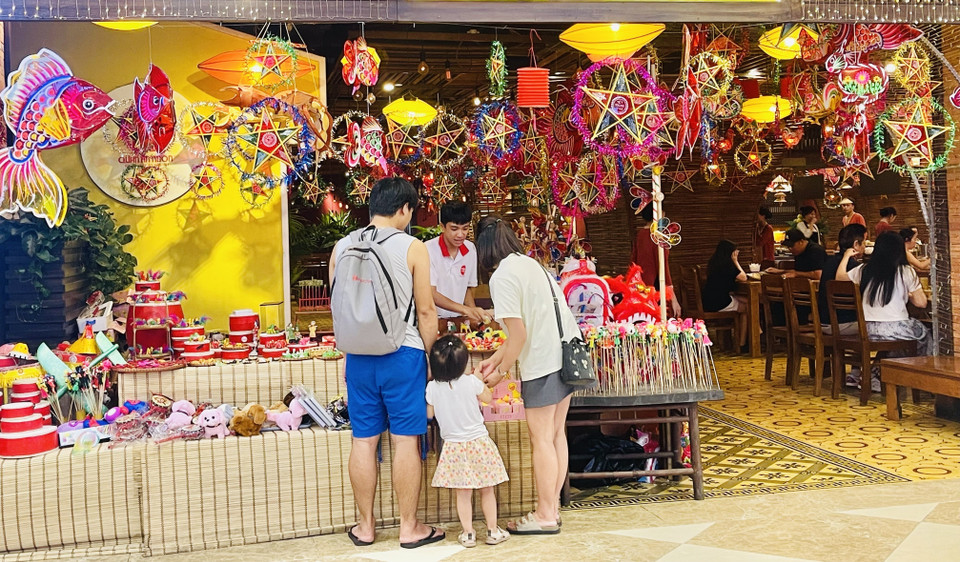 Point de vente de jouets pour la Fête de la mi-automne dans la zone urbaine Royal City (Hanoï). Photo : VNA