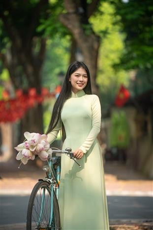 C’est aussi la saison où les jeunes femmes de Hanoï revêtent l’áo dài, ce costume traditionnel qui, sous la lumière automnale, incarne toute la grâce et l’élégance de la capitale. Photo: VNA