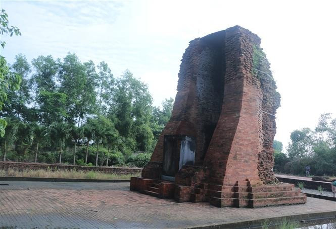 La tour antique de Vinh Hung, dans la commune de Châu Thoi (province de Cà Mau), a été reconnue monument national spécial pour sa valeur historique et architecturale exceptionnelle. Photo : VNA