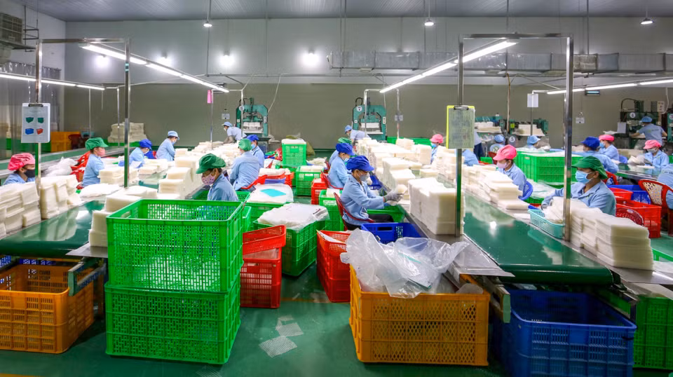 La galette de riz de la Sarl Tan Nhien est certifiée Halal JAKIM, respectant strictement les normes de la loi islamique Shariah concernant les ingrédients, le processus de production et le contrôle qualité. Photo : VNA