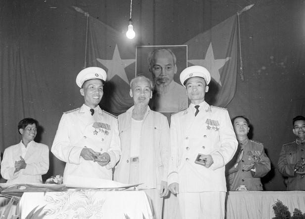 Le Président Hô Chi Minh remet des décorations aux cadres et soldats des unités militaires de l'air et de de la marine pour leur première victoire contre les avions des impérialistes américains (2 et 5 août 1964). Photo : VNA