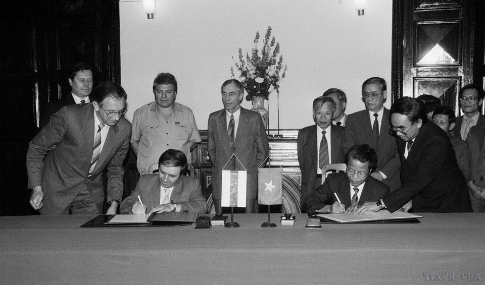 Le vice-président du Conseil des ministres Tran Duc Luong et le vice-président du Conseil des ministres de Biélorussie Nikolay Kostikov signent l'accord de coopération Vietnam-Biélorussie (Hanoï, 19 mars 1992). Photo : VNA