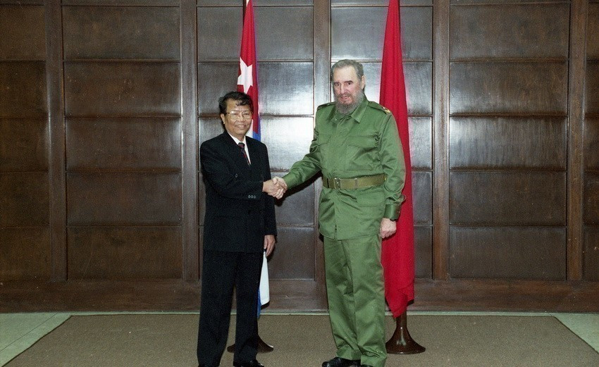 Le président Tran Duc Luong ret le président cubain Fidel Castro lors de sa visite d'amitié officielle à Cuba, le 9 avril 2000. Photo : VNA