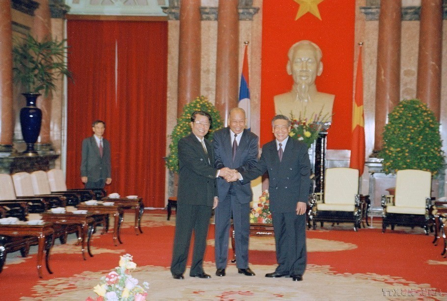 Le secrétaire général du Parti Le Kha Phieu, le président Tran Duc Luong et le président du Parti révolutionnaire populaire lao et président du Laos Khamtay Siphandone, au palais présidentiel, le 4 janvier 1999. Photo : VNA