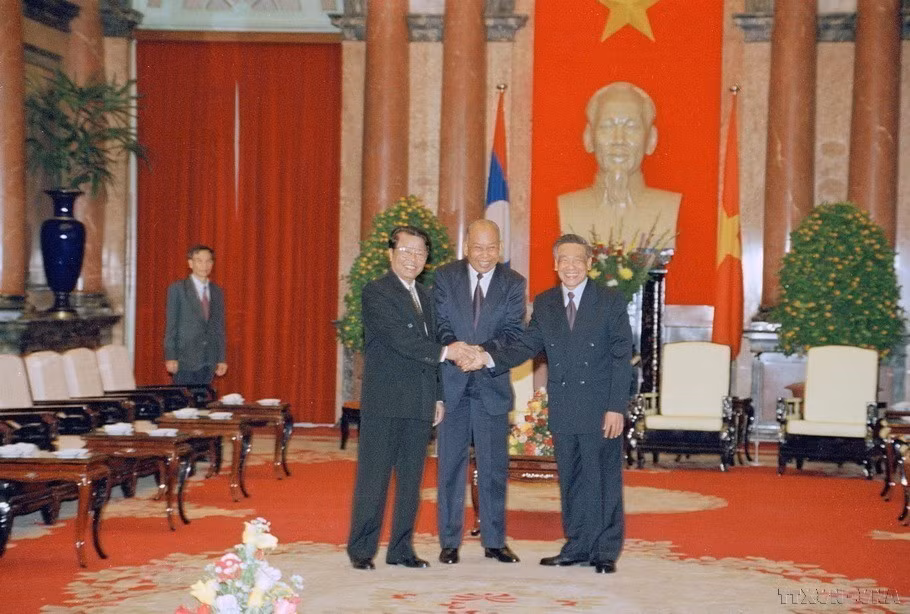 Le secrétaire général du Parti Le Kha Phieu, le président Tran Duc Luong et le président du Parti révolutionnaire populaire lao et président du Laos Khamtay Siphandone, au palais présidentiel, le 4 janvier 1999. Photo : VNA