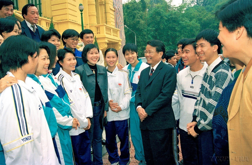 Le président Tran Duc Luong rencontre de jeunes talents dans les domaines de l'éducation, de la culture, des arts et des sports qui ont remporté de hautes distinctions internationales (Hanoï, 23 janvier 2000). Photo : VNA