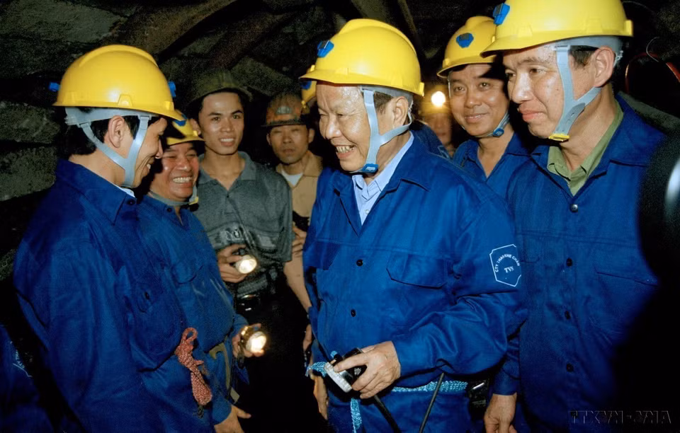 Le président Tran Duc Luong rencontre des ouvriers de la compagnie de charbon Khe Cham (2002). Photo : VNA