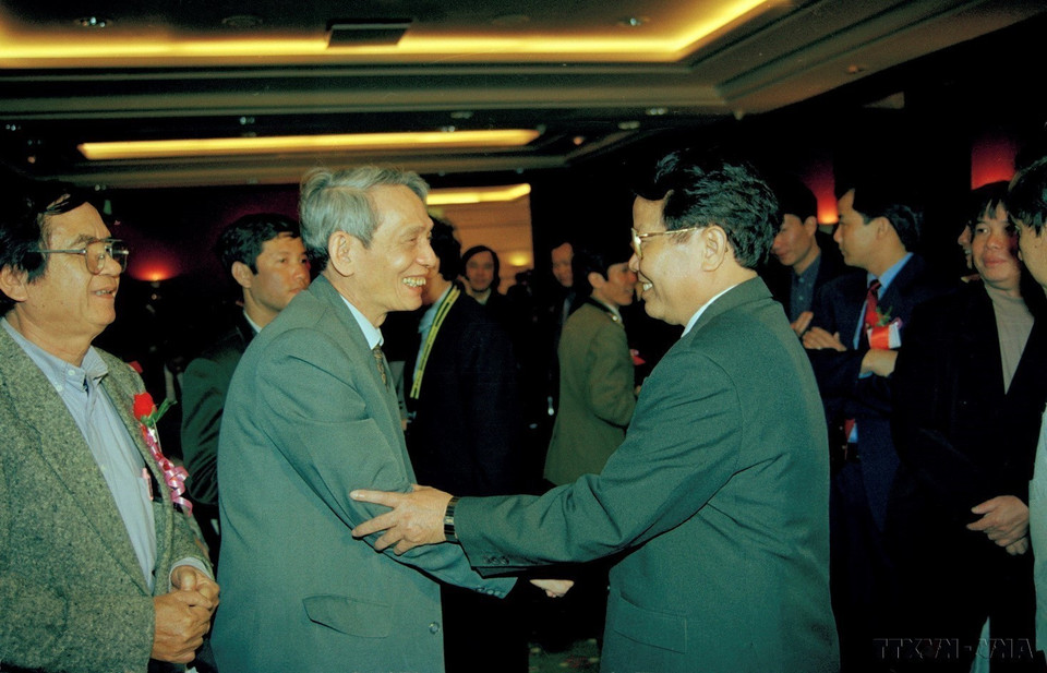 Le président Tran Duc Luong rencontre le journaliste vétéran Do Phuong, ancien directeur général de l'Agence vietnamienne d'information, lors de sa visite de travail avec l'Association des journalistes vietnamiens (1999). Photo : VNA