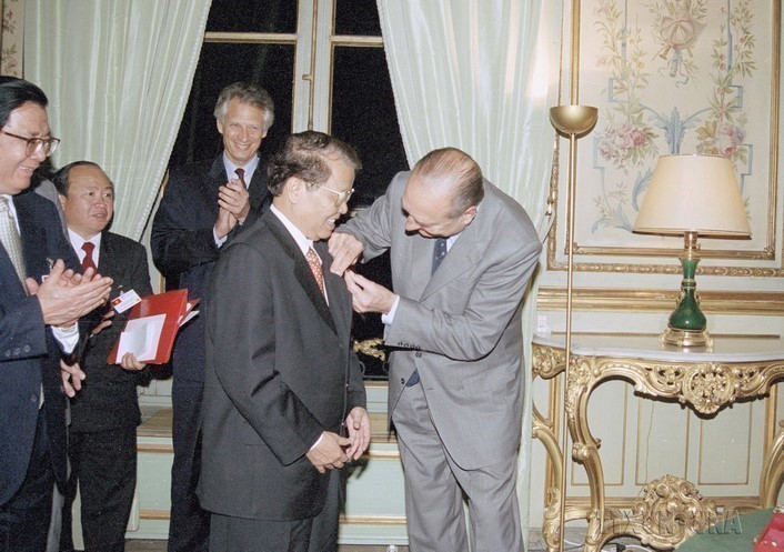 Le président français Jacques Chirac remet au président Tran Duc Luong la Légion d'honneur de première classe (Paris, 28 octobre 2002). Photo : VNA