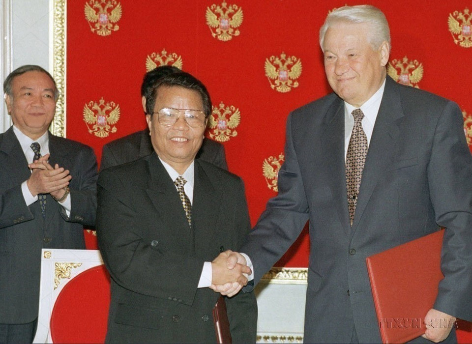 La visite du président Tran Duc Luong en Russie en août 1998 a marqué une nouvelle avancée dans la coopération multiforme entre les deux pays. Pour la première fois, le président russe Boris Eltsine a affirmé que la Russie considérait le Vietnam comme un partenaire stratégique en Asie du Sud-Est. Photo : VNA