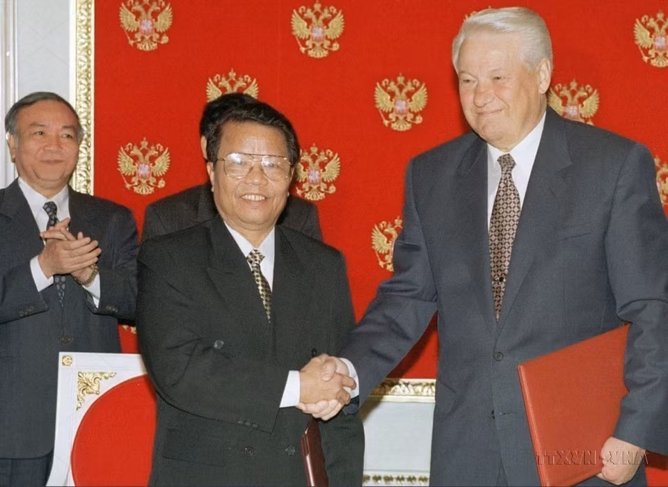 La visite du président Tran Duc Luong en Russie en août 1998 a marqué une nouvelle avancée dans la coopération multiforme entre les deux pays. Pour la première fois, le président russe Boris Eltsine a affirmé que la Russie considérait le Vietnam comme un partenaire stratégique en Asie du Sud-Est. Photo : VNA