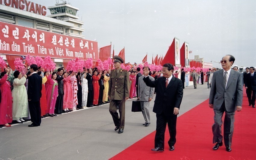 Cérémonie d'accueil du président Tran Duc Luong à l'aéroport international de Sunan, le 2 mai 2002, lors de sa visite officielle en République populaire démocratique de Corée (RPDC). Photo : VNA