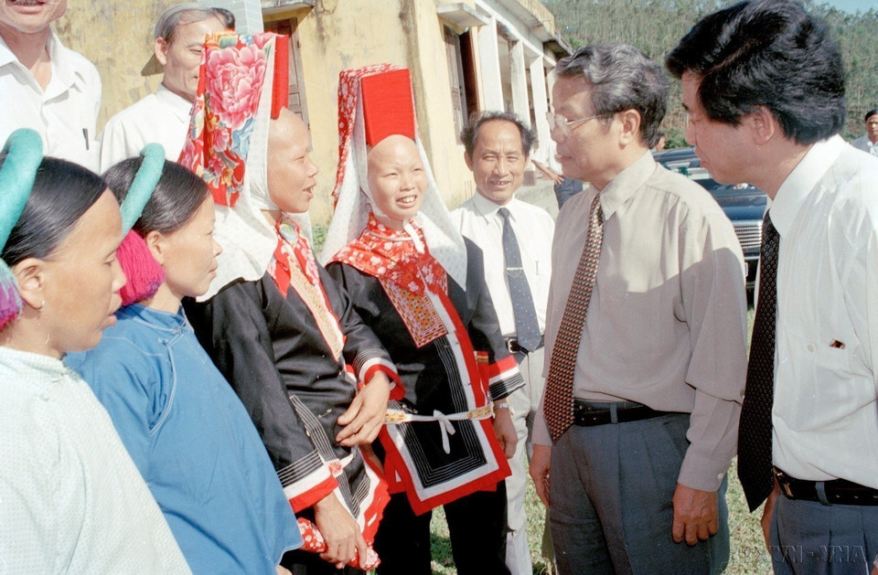 Le président Tran Duc Luong et des habitants de la communauté ethnique de la commune de Phong Du, district montagneux de Tien Yen, province de Quang Ninh (Nord), en 1997. Photo : VNA