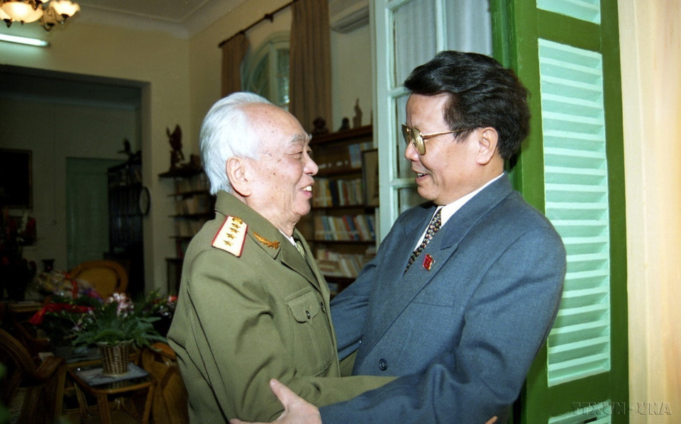 A l'occasion du 55e anniversaire de la fondation de l'Armée populaire du Vietnam, le président Tran Duc Luong rend visite au général Vo Nguyen Giap, en 1999. Photo : VNA