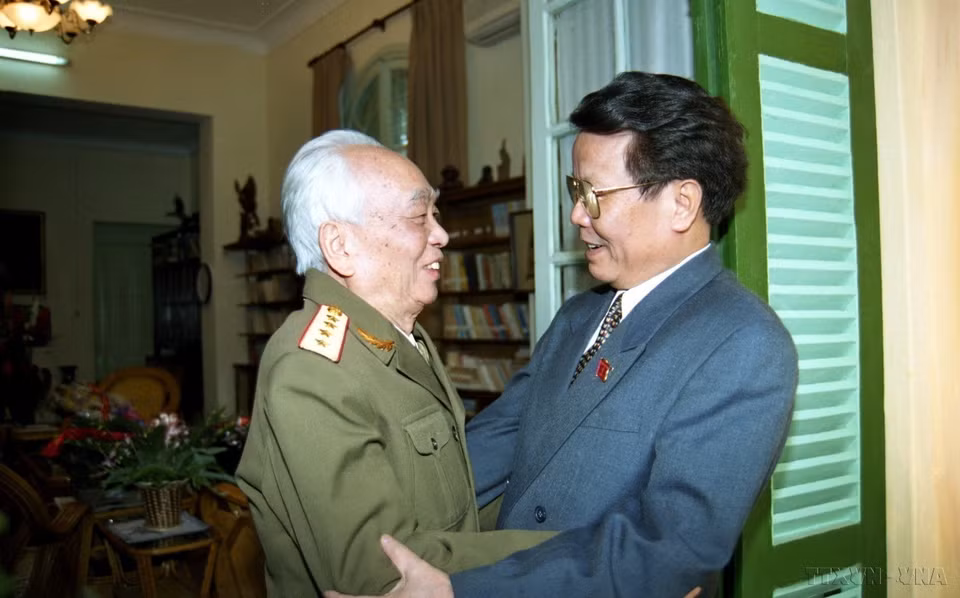 A l'occasion du 55e anniversaire de la fondation de l'Armée populaire du Vietnam, le président Tran Duc Luong rend visite au général Vo Nguyen Giap, en 1999. Photo : VNA