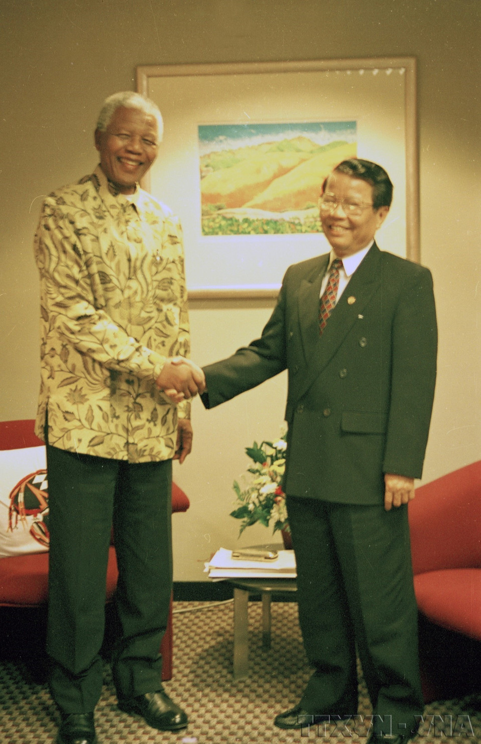 Le président sud-africain Nelson Mandela, président du Mouvement des non-alignés, reçoit le président Tran Duc Luong à l'occasion de sa participation au 12e Sommet du Mouvement des non-alignés en Afrique du Sud (septembre 1998). Photo : VNA