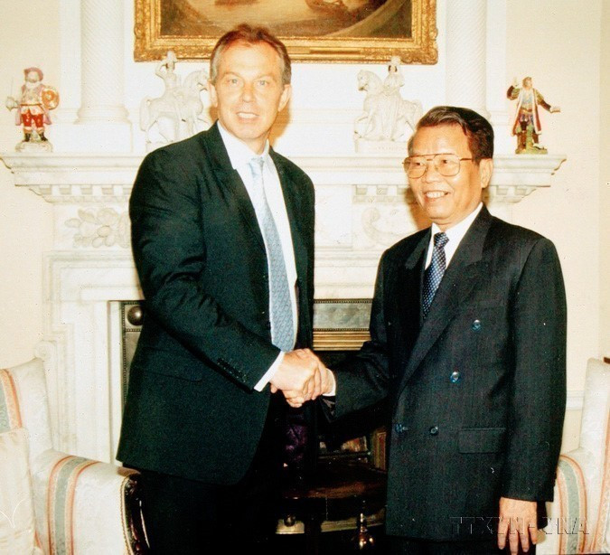 Le Premier ministre britannique Tony Blair reçoit le président Tran Duc Luong lors de sa visite officielle au Royaume-Uni, en mai 2004. Photo : VNA