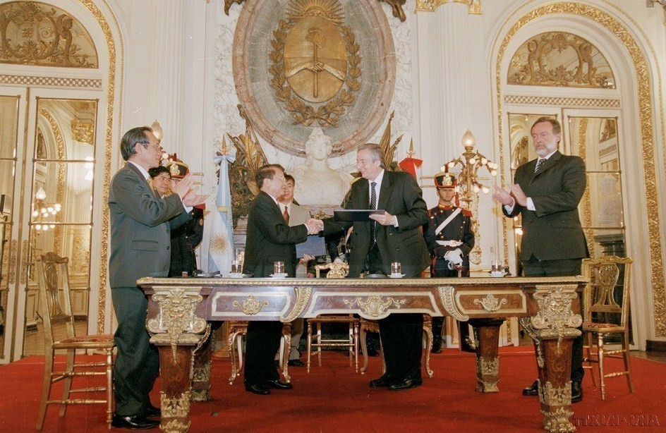 Le président Tran Duc Luong et le président argentin Nestor Carlos Kirchner signent une Déclaration conjointe (22 novembre 2004). Photo : VNA
