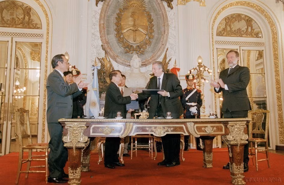 Le président Tran Duc Luong et le président argentin Nestor Carlos Kirchner signent une Déclaration conjointe (22 novembre 2004). Photo : VNA