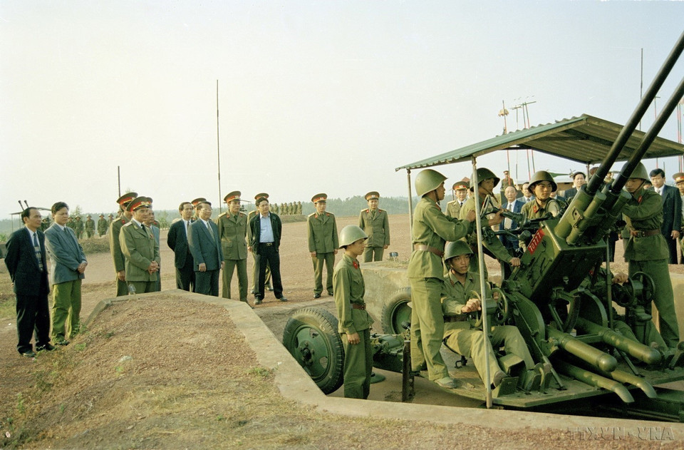 Le président Tran Duc Luong inspecte l'entraînement du 573e troupe du 2e Corps d'Armée de l'Armée de défense anti-aérienne et de l'air (2e Corps), le 8 février 1999. Photo : VNA