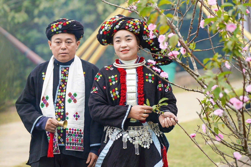 Les costumes des Dao Tien, véritables tableaux vivants, ne sont pas seulement de magnifiques créations artistiques, mais aussi des porte-paroles d'une histoire millénaire, chaque motif brodé racontant une légende ou un mythe ancestral. Photo : VNA