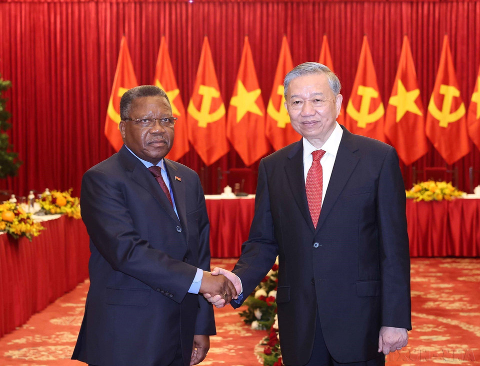 Le secrétaire général du Parti To Lâm (droite) reçoit Jorge Inocenio Dombolo, membre du Bureau politique du Mouvement populaire de libération de l’Angola, à l’occasion de la cérémonie marquant le 50e anniversaire de la Libération du Sud et de la Réunification nationale (Hô Chi Minh-Ville, 29 avril 2025). Photo : VNA