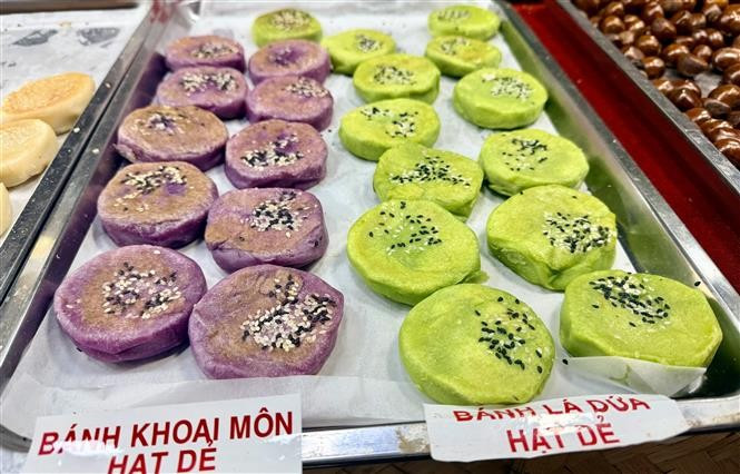 Présentation de gâteaux au taro et au pandan lors de la fête. Photo : VNA
