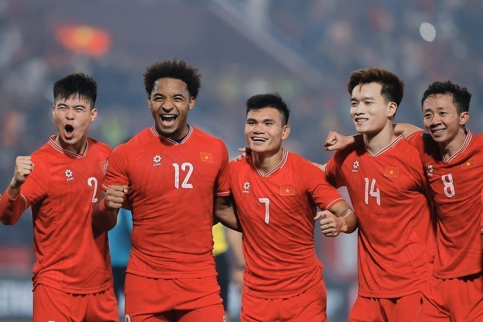 Les joueurs vietnamiens célèbrent le but de Nguyên Xuân Son portant le score à 2-0, lors du match retour de la demi-finale de la Coupe de l'ASEAN 2024 entre le Vietnam et Singapour (29 décembre 2024). Photo : VNA