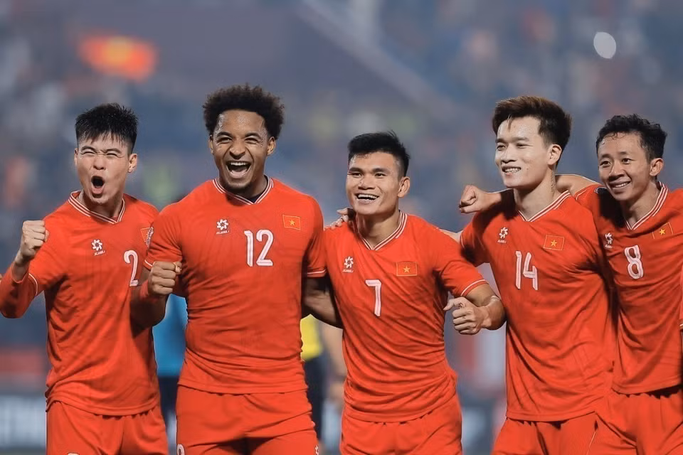 Les joueurs vietnamiens célèbrent le but de Nguyên Xuân Son portant le score à 2-0, lors du match retour de la demi-finale de la Coupe de l'ASEAN 2024 entre le Vietnam et Singapour (29 décembre 2024). Photo : VNA