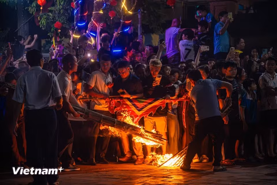 Organisée seulement tous les trois ans, cette procession attire des habitants de tous âges désireux de participer à l’atmosphère sacrée de la fête. Photo : Vietnam+