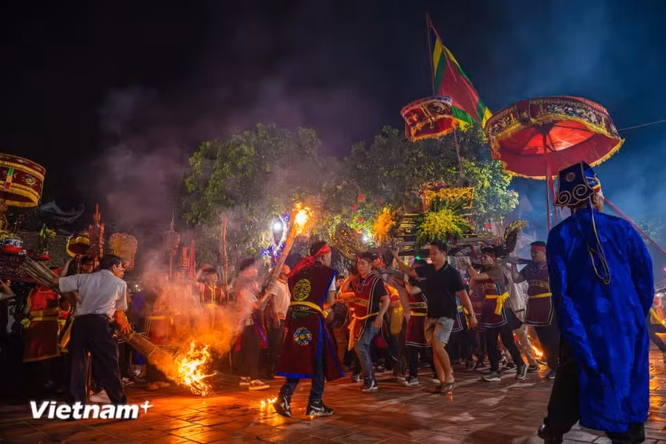 Alors que l’eau occupe souvent une place centrale dans les fêtes traditionnelles vietnamiennes, à Tuong Phieu, c’est le feu qui est l’élément sacré. Les flammes des torches évoquent un immense dragon de feu avançant vers le village. Photo : Vietnam+