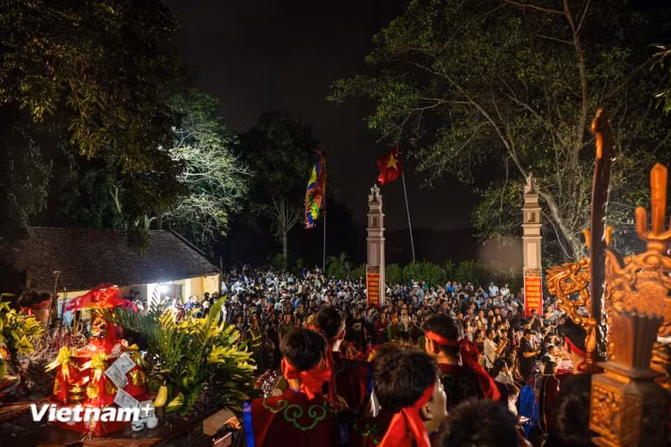 Dans le cadre de la fête traditionnelle de la maison communale de Tuong Phieu dans la commune de Phuc Tho, à Hanoï, la procession du retour du palanquin sacré s’est déroulée dans la soirée du 2 mars (14e jour du premier mois lunaire), attirant des milliers d’habitants et de visiteurs. Photo : Vietnam+