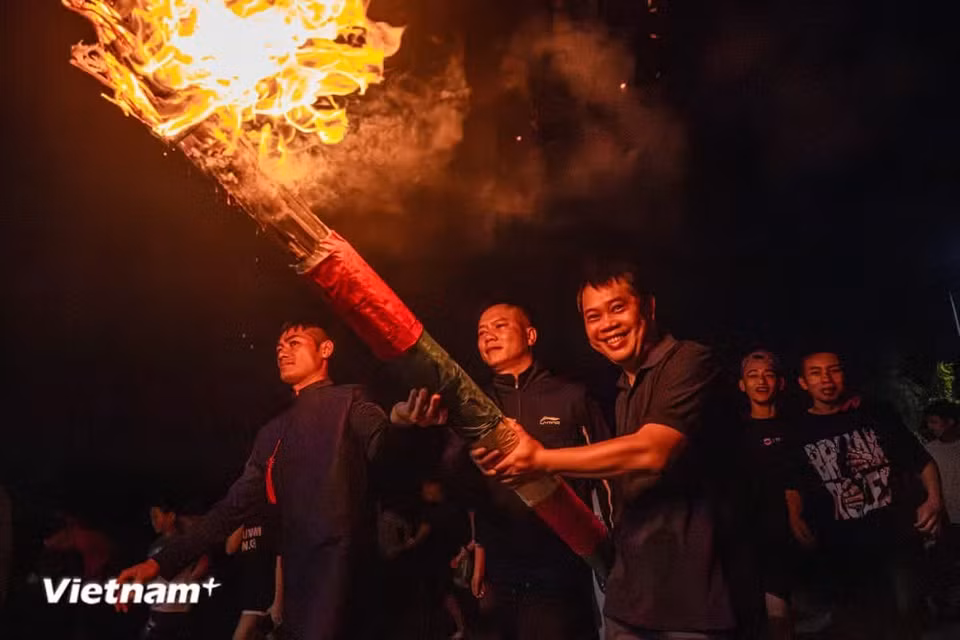 Chaque torche brûle pendant près de trois heures, soit le temps nécessaire pour accompagner la procession jusqu’à la maison communale principale. Photo : Vietnam+