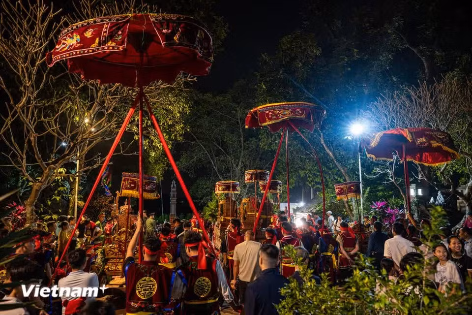 Selon la tradition orale du village, cette procession nocturne trouve son origine dans une légende liée à Saint Tan. Lors d’un voyage dans la région de Ngo Son, où il enseignait la pêche aux habitants et cherchait des moyens de maîtriser les crues, le génie serait rentré à la montagne tard dans la nuit. Pour l’accompagner lors de son départ, les villageois allumèrent des torches faites de bois sec afin d’éclairer son chemin. Photo : Vietnam+
