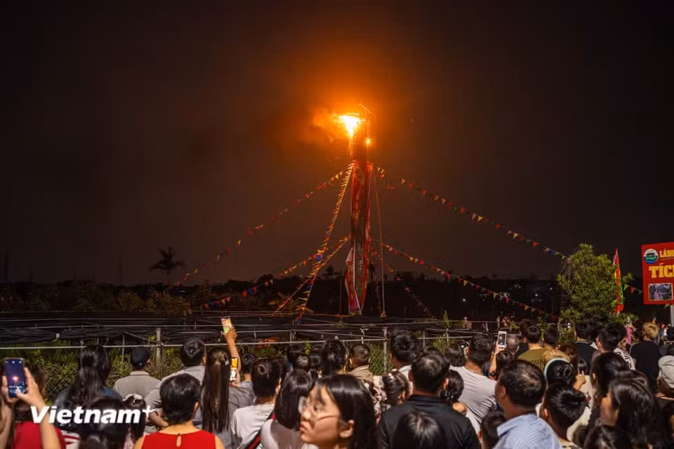 Vers 20 heures, les habitants allument les torches tandis que débute la procession ramenant le palanquin depuis le temple Ngo vers la maison communale. Photo : Vietnam+