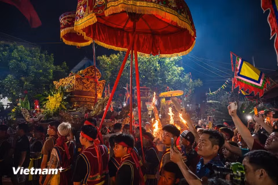 La fête traditionnelle de Tuong Phieu permet aux habitants d’exprimer leur respect et leur gratitude envers leurs ancêtres. Elle constitue également l’une des expressions culturelles les plus originales de la région de Xu Doai et contribue à renforcer la cohésion communautaire ainsi que le développement harmonieux du territoire. Photo : Vietnam+