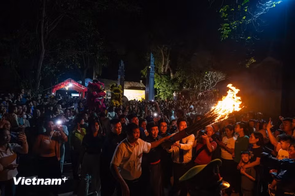 La fête conserve de nombreuses traditions ancestrales, dont la procession nocturne est l’élément le plus original. Avant l’événement, les habitants préparent du bois sec, des claies de bambou et de grandes torches destinées à éclairer le parcours. Photo : Vietnam+