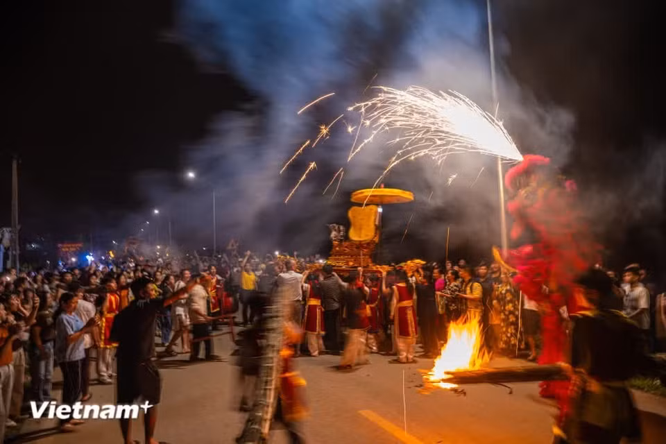 Les sons des gongs et des tambours résonnent dans tout le village, tandis que les drapeaux colorés et l’animation festive envahissent rues et ruelles. Photo : Vietnam+