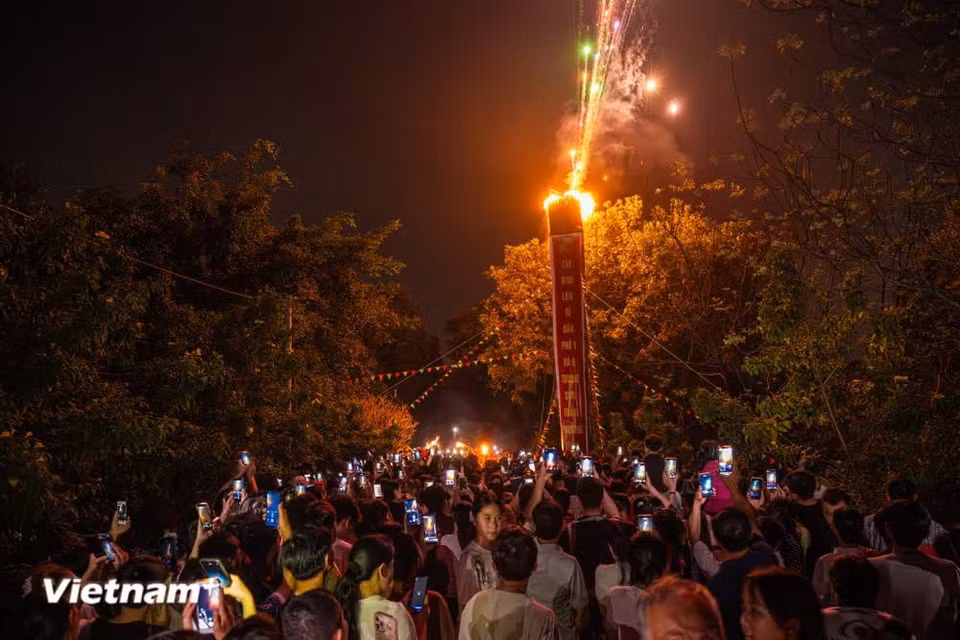 Les grandes torches symbolisent les quatre anciennes portes du village. Construites en forme de nasse de pêche inversée, elles sont composées de gros bambous séchés et peuvent mesurer entre 9 et 13 mètres de hauteur, avec un diamètre d’environ 90 centimètres à leur sommet. Photo : Vietnam+
