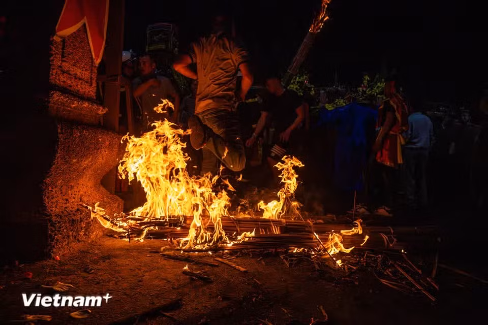 Certains participants sautent même par-dessus les torches encore enflammées, espérant attirer la chance et le bonheur pour l’année à venir. Photo : Vietnam+